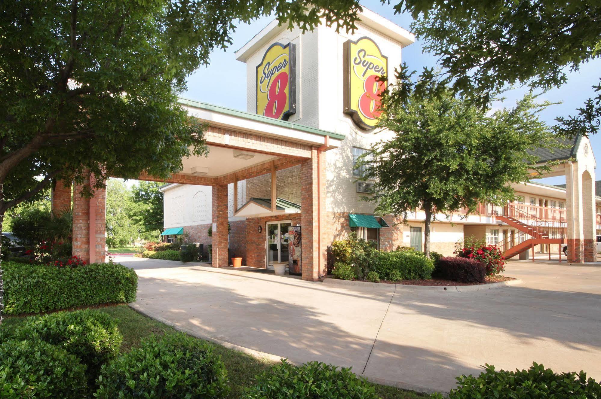 Super 8 By Wyndham Arlington Near At&T Stadium Екстер'єр фото