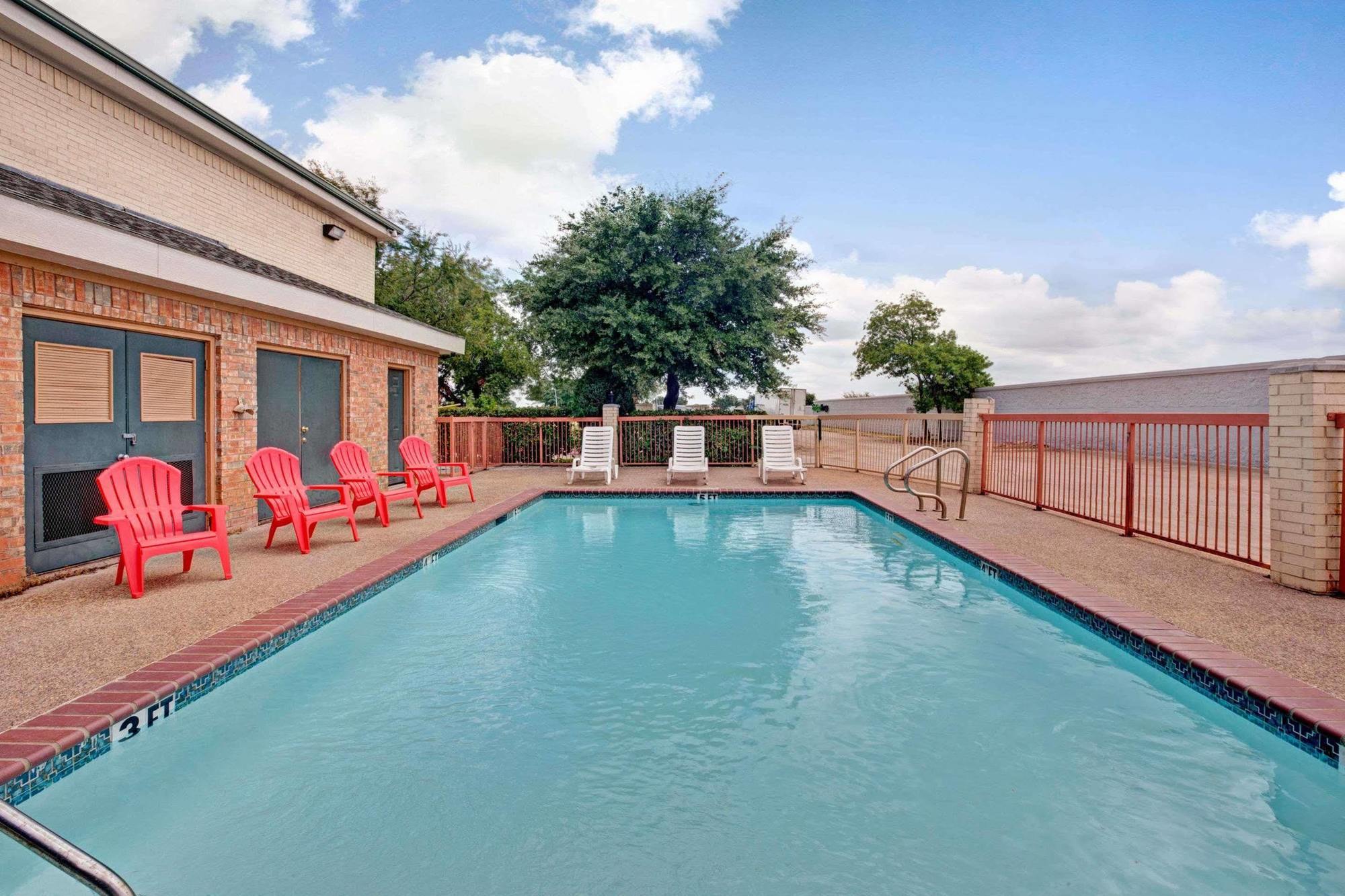 Super 8 By Wyndham Arlington Near At&T Stadium Екстер'єр фото