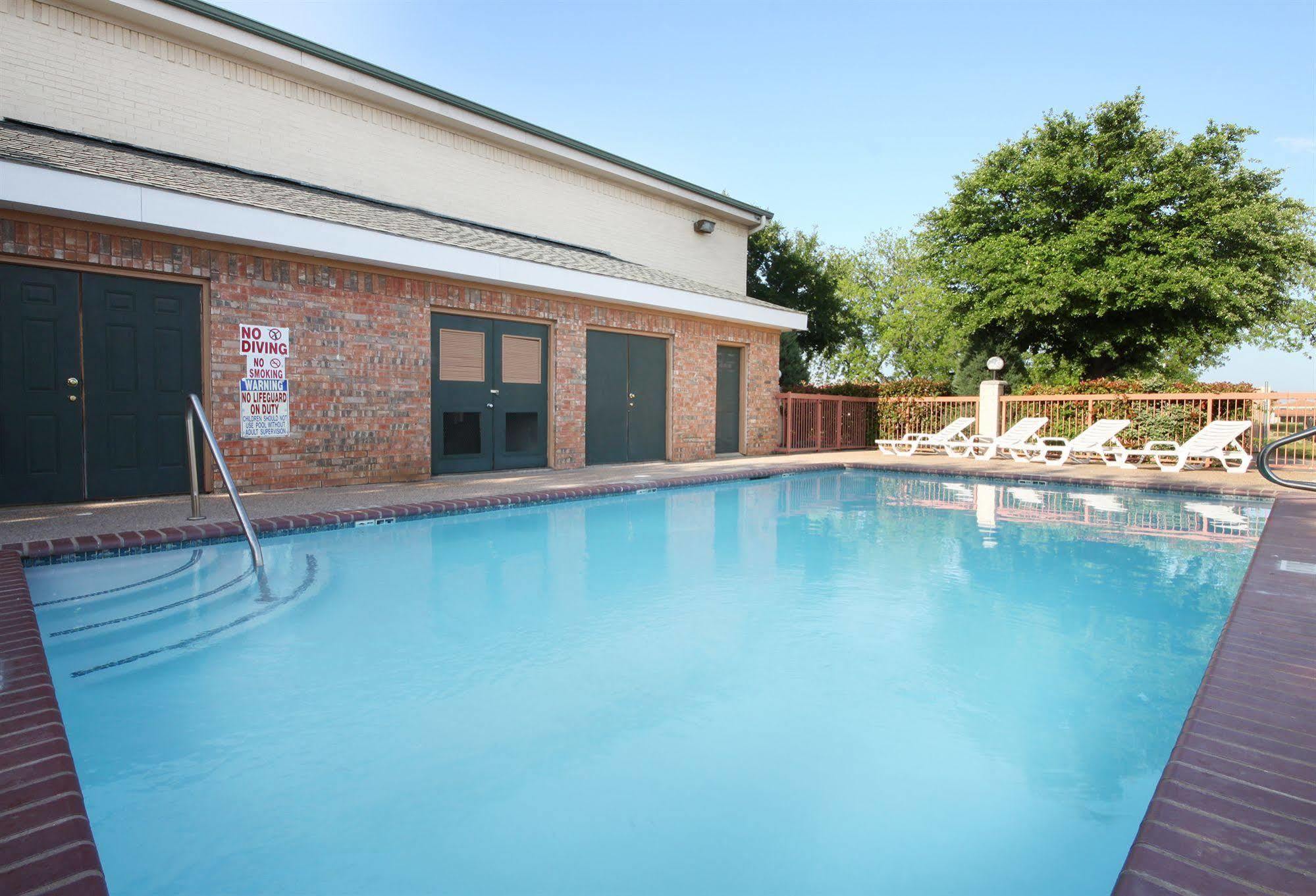 Super 8 By Wyndham Arlington Near At&T Stadium Екстер'єр фото